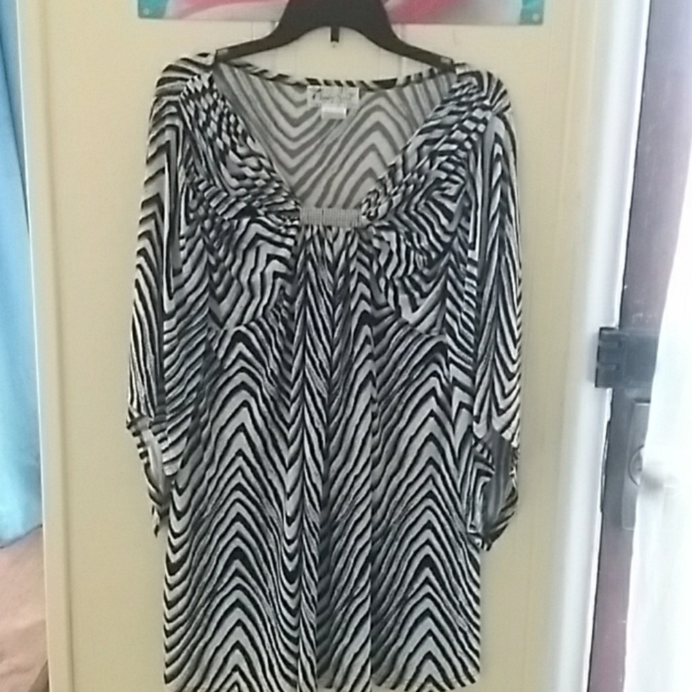 Lady Noiz tunic. 3/4 taper sleeve.